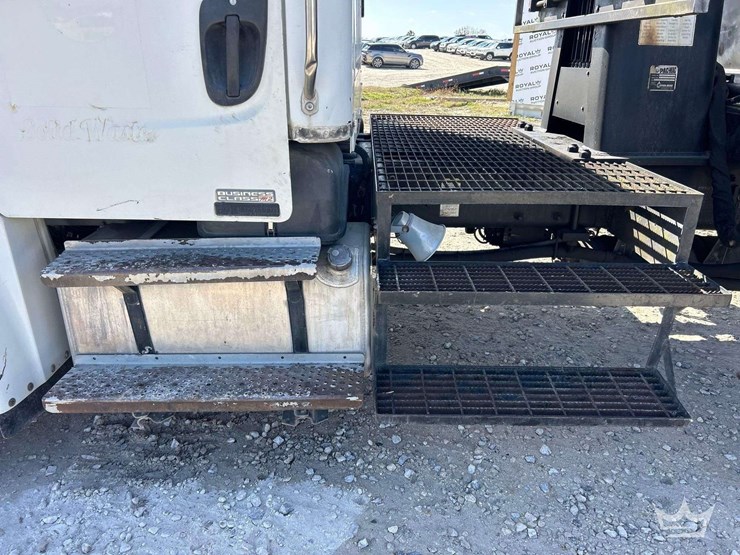 2010-freightliner-m2-106-image-21