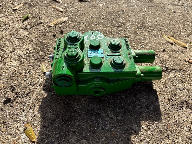 #400-•-dual-hydraulic-remote-for-john-deere-tractor-image-1