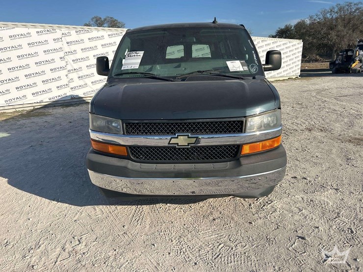 2017-chevrolet-express-3500-image-22