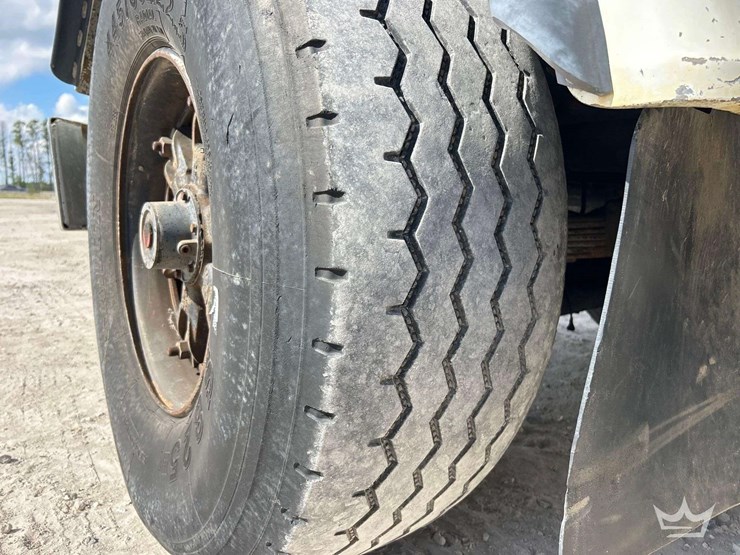 1996-freightliner-fld112sd-image-21