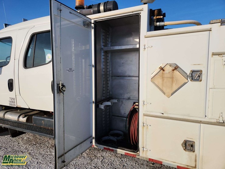 2005-freightliner-m2-106-image-29