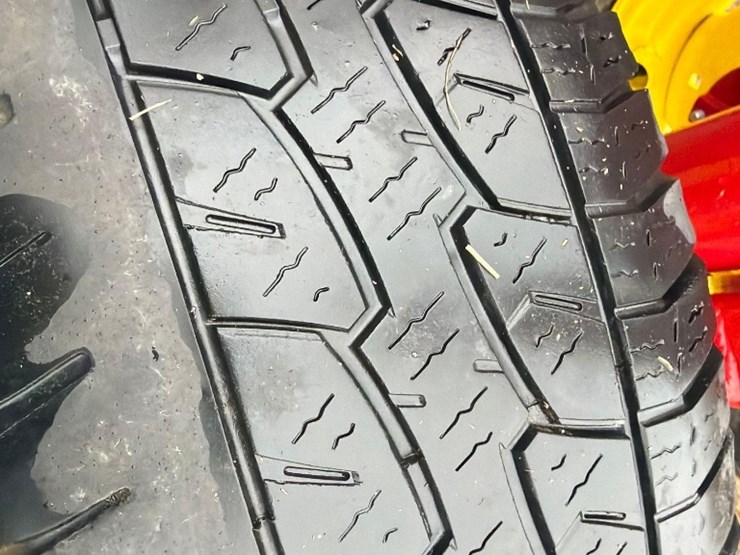 new-stoltzfus-16'-slant-bar-feed-wagon-image-8