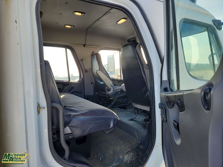 2005-freightliner-m2-106-image-16