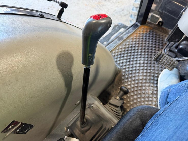 2016-mahindra-2565-image-27