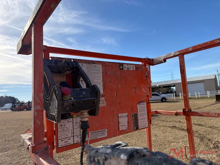 2015-jlg-3246es-image-6