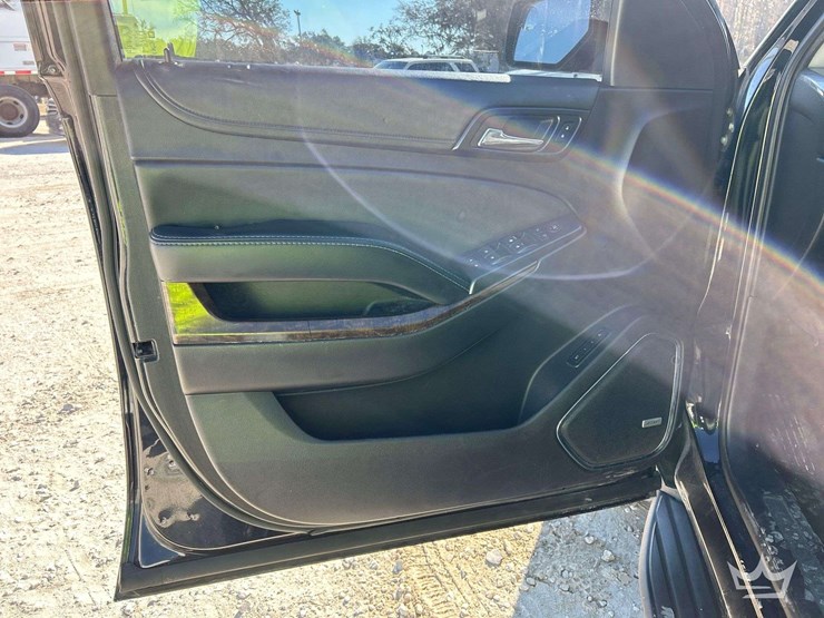 2017-chevrolet-suburban-image-11