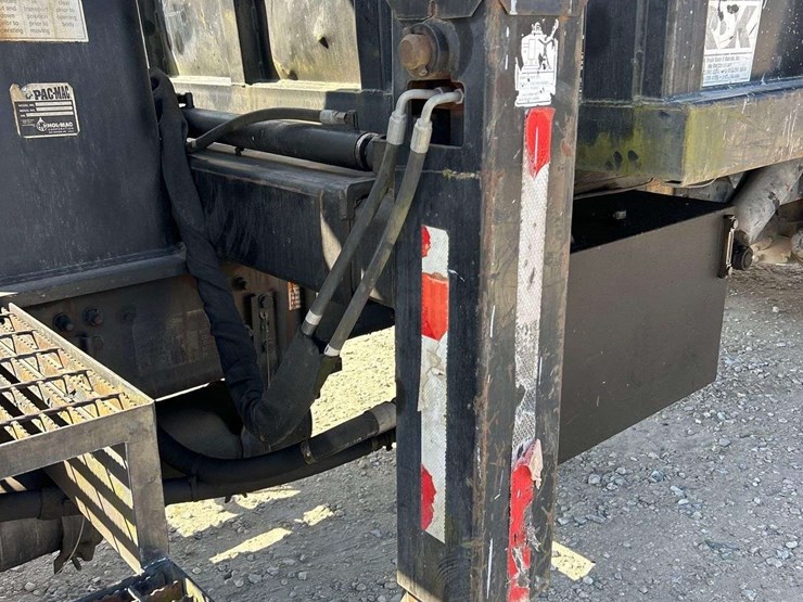 2010-freightliner-m2-106-image-29