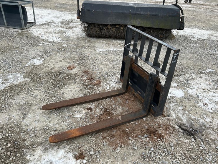 42”-walk-behind-skid-steer-pallet-forks-image-2