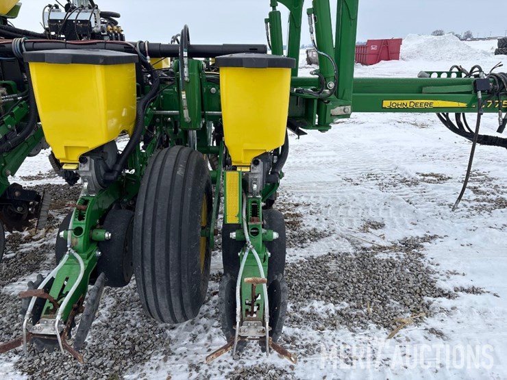 2015-john-deere-1775nt-image-32