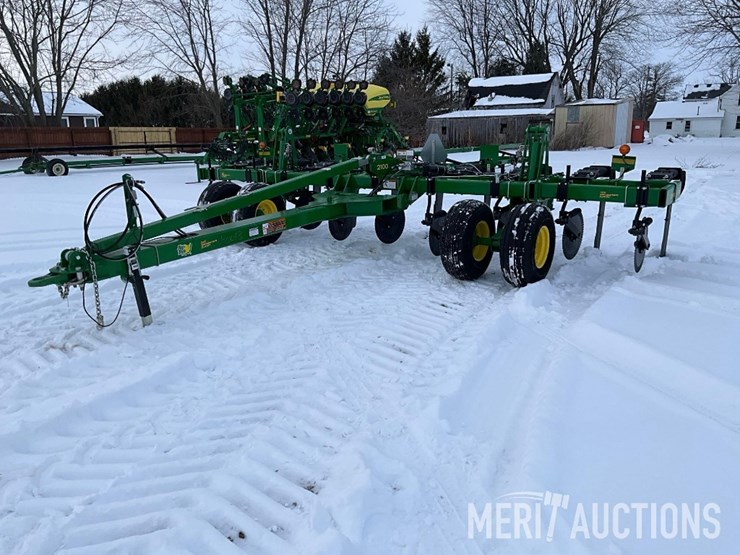 2023-john-deere-2100-image-1