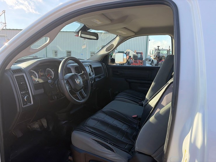 2020-ram-1500-classic-image-11