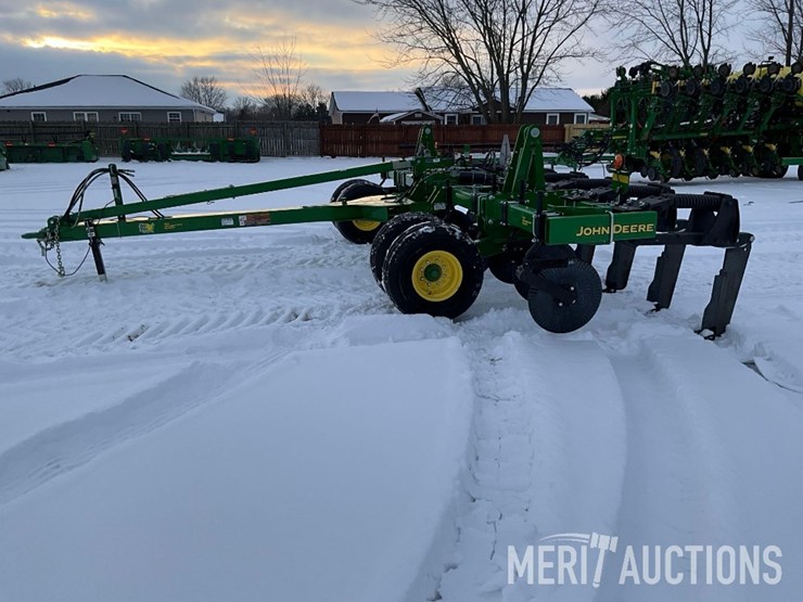 2023-john-deere-2100-image-2