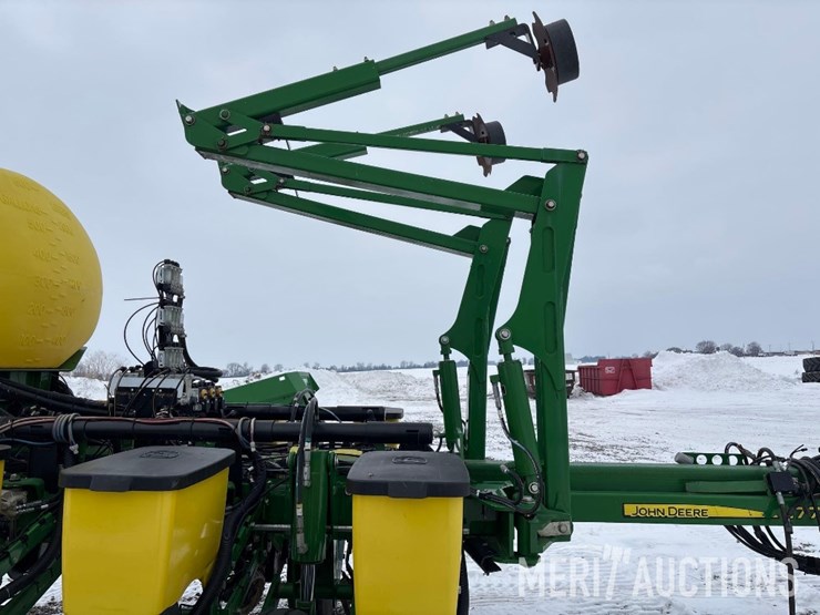 2015-john-deere-1775nt-image-31
