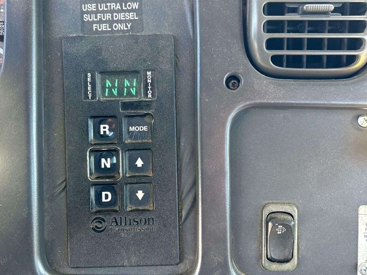 2010-freightliner-m2-106-image-17