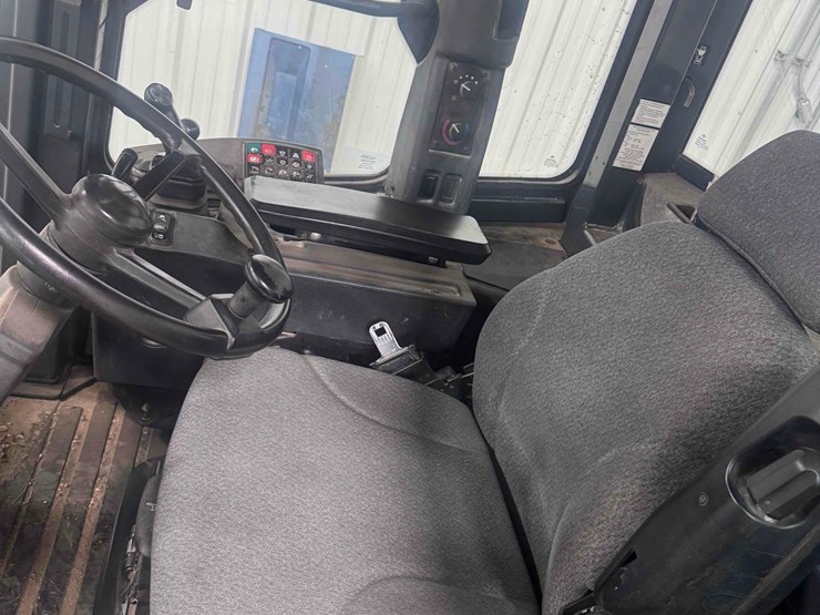 2011-deere-524k-image-12