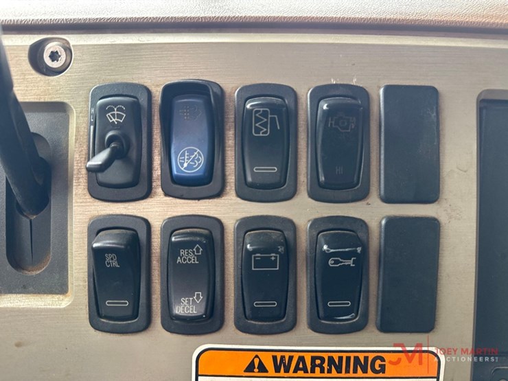 2010-mack-gu713-granite-roll-off-truck-image-38