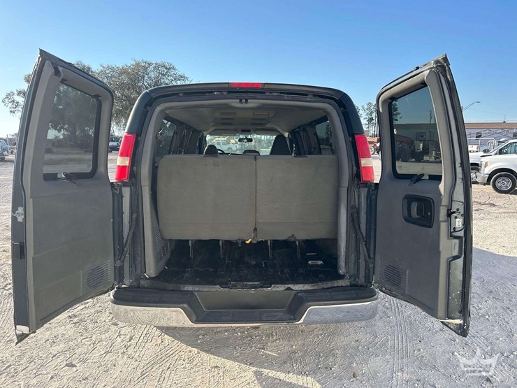 2017-chevrolet-express-3500-image-20