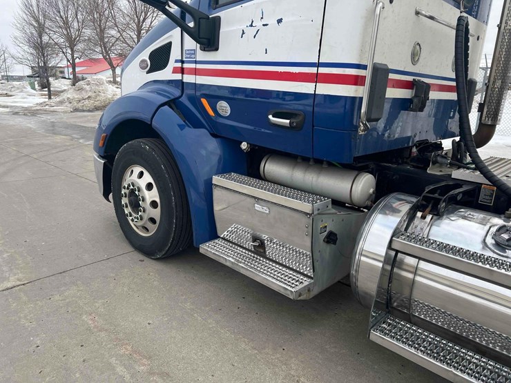 2016-peterbilt-semi-image-14