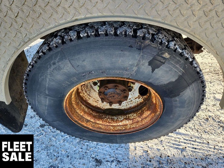 2005-freightliner-m2-106-image-12