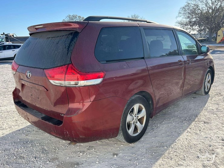 2011-toyota-sienna-image-3