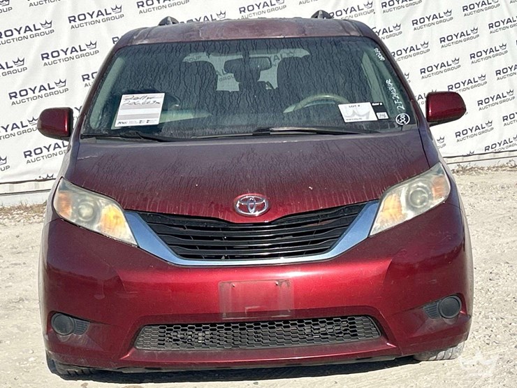 2011-toyota-sienna-image-24