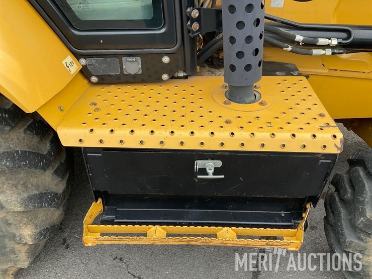 2017-caterpillar-420f2-image-43