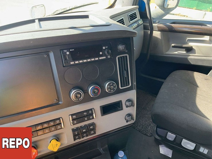 2022-freightliner-cascadia-t/a-sleeper-tractor-image-15