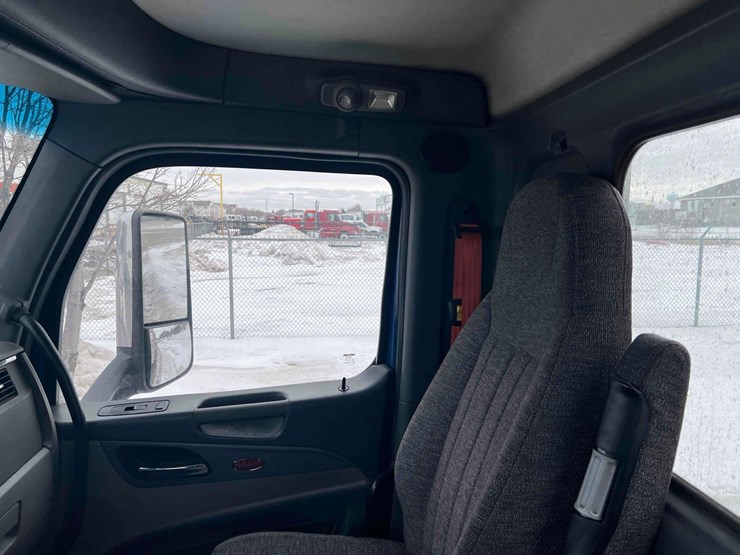 2016-peterbilt-semi-image-20