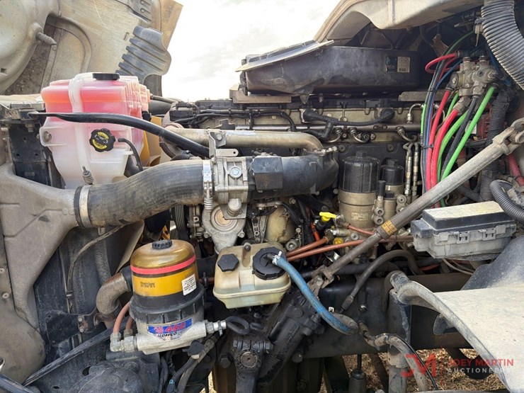 2013-freightlinerday-cab-truck-tractor-image-18