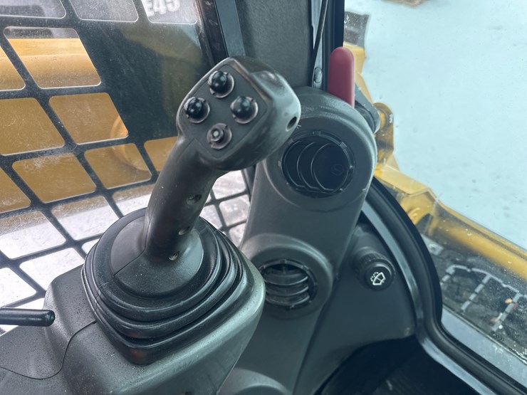 caterpillar-242d-image-33