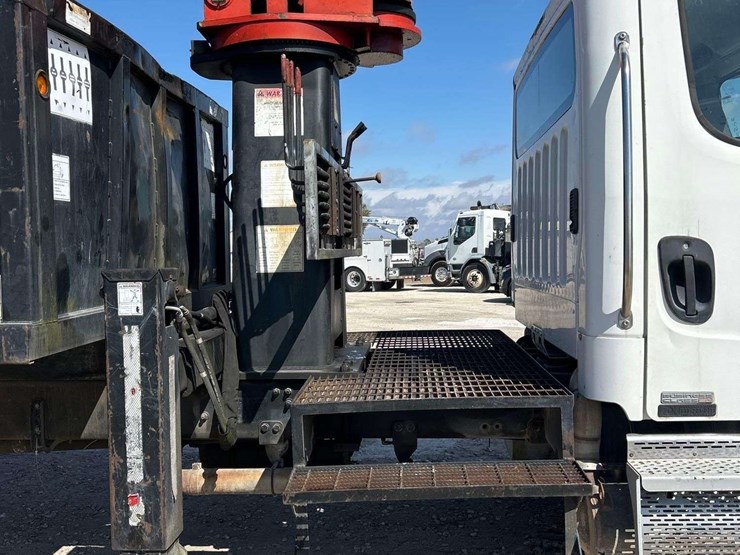 2010-freightliner-m2-106-image-35