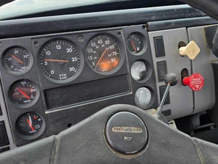 2000-freightliner-fl70-image-27