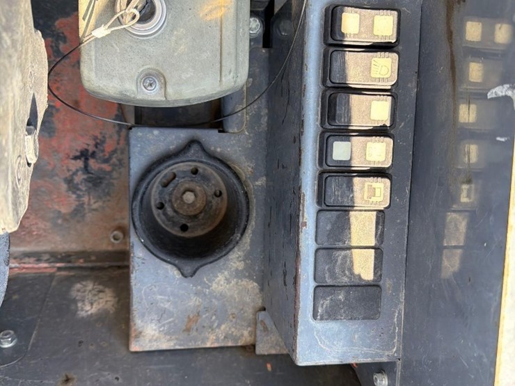 2020-takeuchi-tb240-image-21