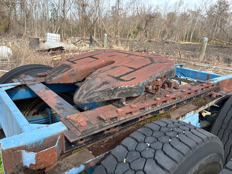 #381-•-adjustable-5th-wheel-with-mounting-plate-image-1