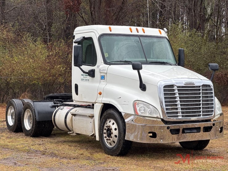 2013-freightlinerday-cab-truck-tractor-image-32
