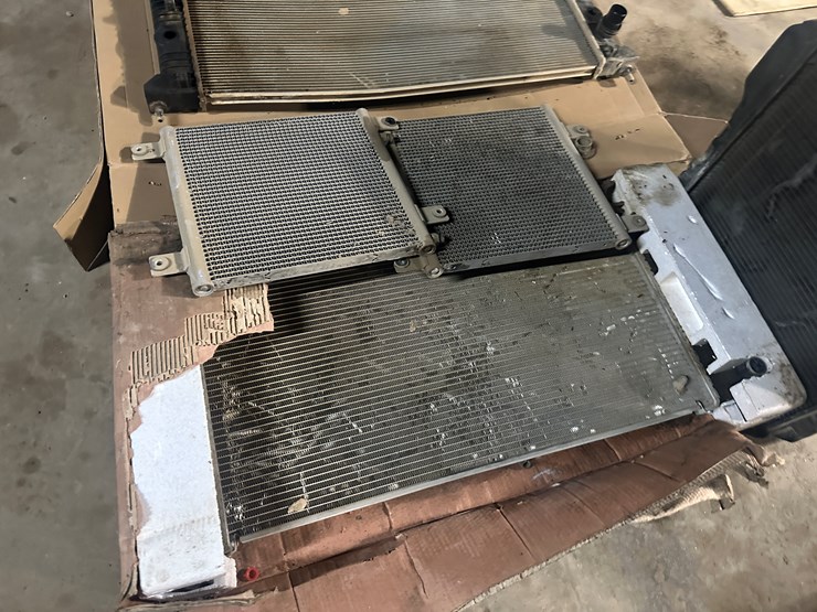 #38471-•-lot-of-radiators-&-misc-parts-image-5