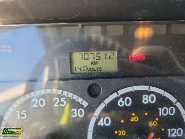 2005-freightliner-m2-106-image-25