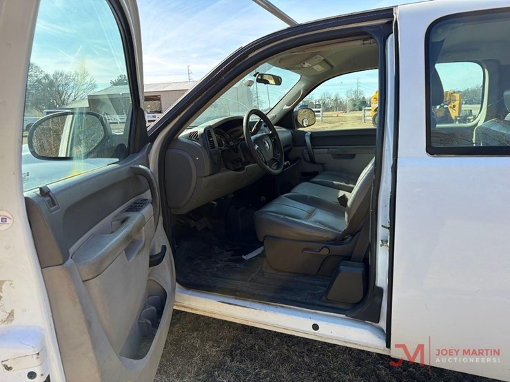 2013-chevrolet-2500-image-24