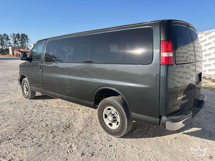 2017-chevrolet-express-3500-image-4