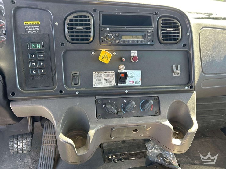 2010-freightliner-m2-106-image-18