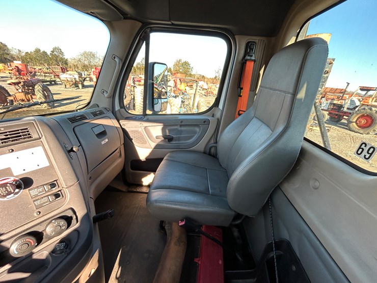 2014-freightliner-cascadia-125-image-12