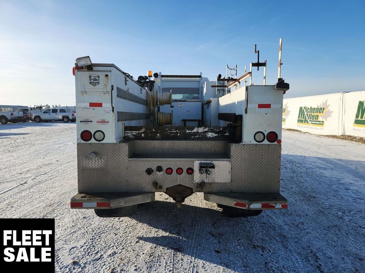 2005-freightliner-m2-106-image-7