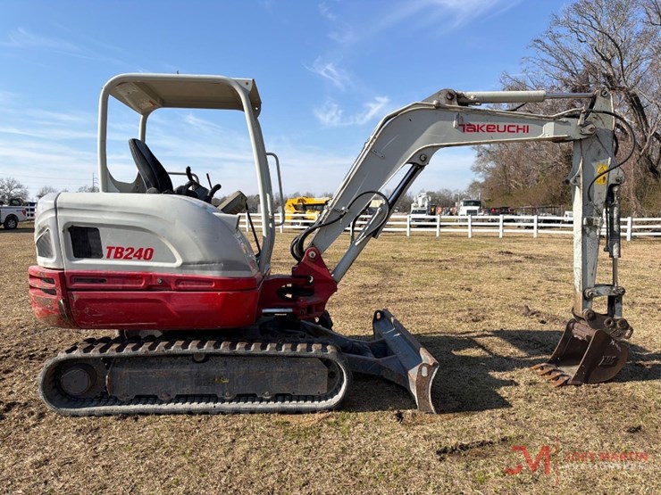 2020-takeuchi-tb240-image-6