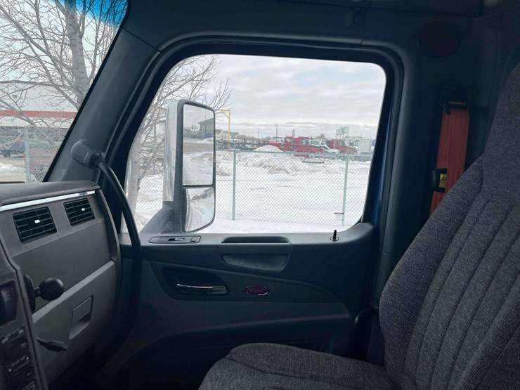 2016-peterbilt-semi-image-28