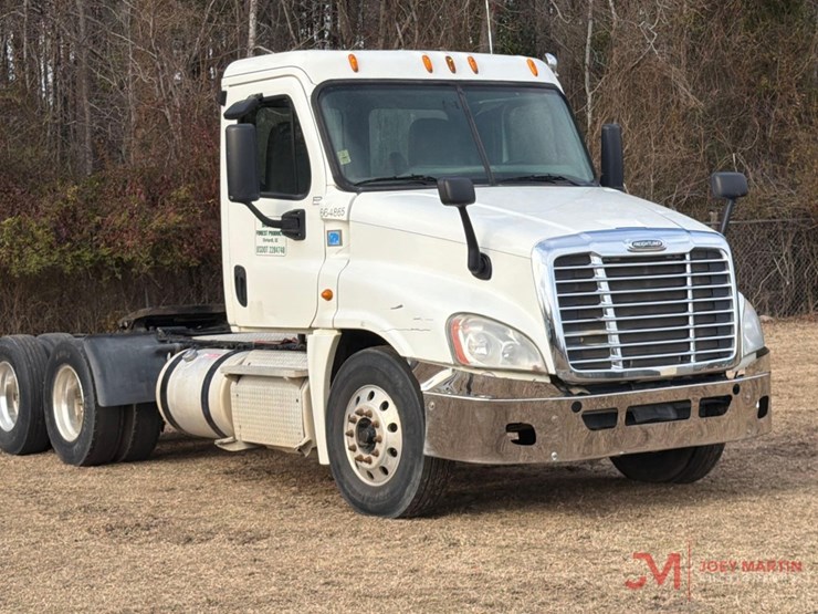 2013-freightlinerday-cab-truck-tractor-image-1
