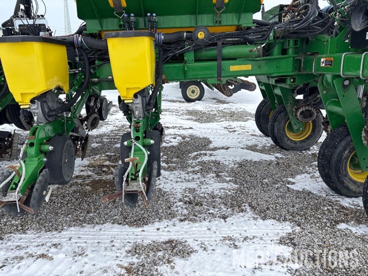 2015-john-deere-1775nt-image-17