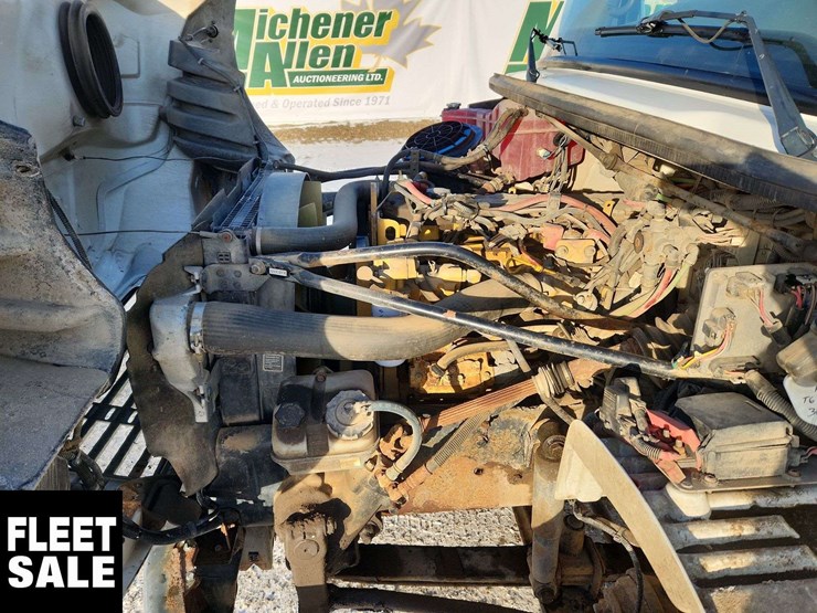 2005-freightliner-m2-106-image-26