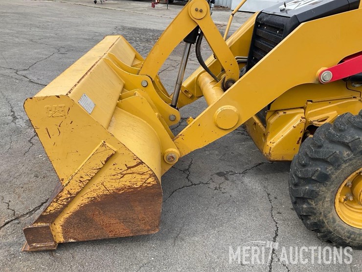 2017-caterpillar-420f2-image-12