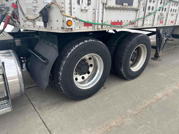 2016-peterbilt-semi-image-12