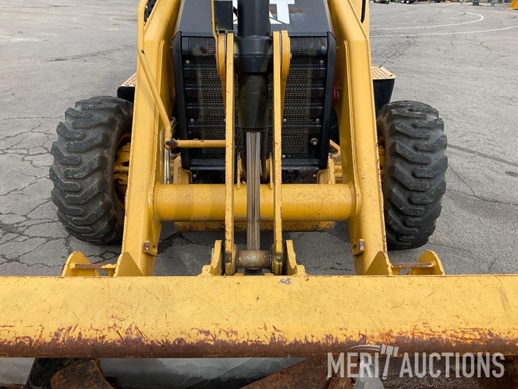 2017-caterpillar-420f2-image-10